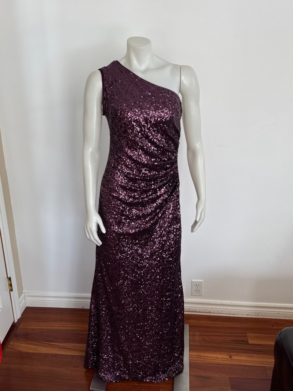 VINCE CAMUTO - one shoulder sequin gown. Size 14. Fits 12 & 14 - Picture 3 of 13